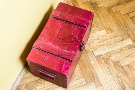 Foto de Caja de madera roja vieja - Imagen libre de derechos