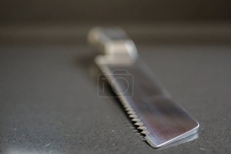 Téléchargez les photos : Couteau de cuisine pour pain sur fond gris - en image libre de droit