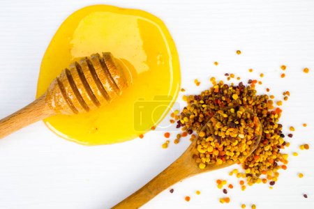 Foto de Una miel natural y polen de abeja aislados sobre fondo blanco - Imagen libre de derechos