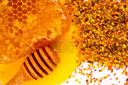 peine miel y rociador de cerca