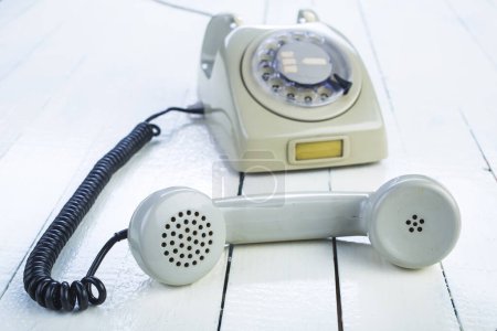 Téléchargez les photos : Vieux téléphone sur fond en bois - en image libre de droit