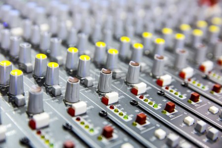 Téléchargez les photos : Équipement studio professionnel pour le mixage sonore - en image libre de droit