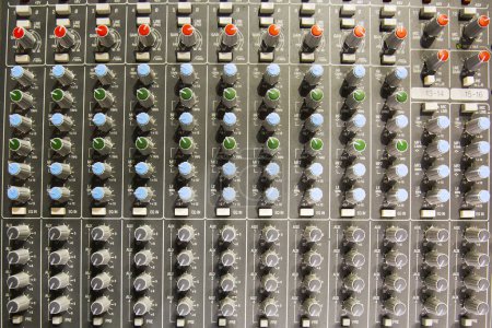 Téléchargez les photos : Équipement studio professionnel pour le mixage sonore - en image libre de droit