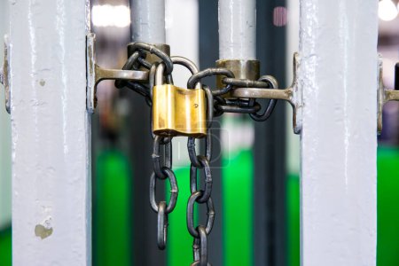 Téléchargez les photos : Chaîne avec cadenas verrouillé porte en fer maison - en image libre de droit