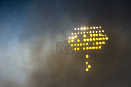 Téléchargez les photos : Phare allumé dans un stade pendant la nuit
. - en image libre de droit