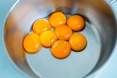 Foto de Yemas de huevo frescas en tazón - Imagen libre de derechos
