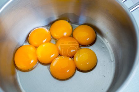 Téléchargez les photos : Jaunes d'œufs frais dans un bol - en image libre de droit