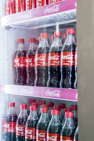 Téléchargez les photos : Belgrade, Serbie - 25 nov. 2016 Photo éditoriale de Coca-Cola Zero dans le réfrigérateur. Coca-Cola Company est le leader du marché le plus populaire en Serbie - en image libre de droit