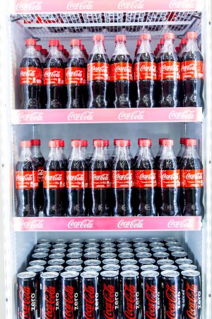 Téléchargez les photos : Belgrade, Serbie - 26 novembre 2016 Photo éditoriale de Coca-Cola et Coca-Cola Zero peuvent dans le réfrigérateur. Coca-Cola Company est le leader du marché le plus populaire en Serbie - en image libre de droit
