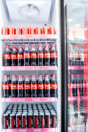 Téléchargez les photos : Belgrade, Serbie - 26 novembre 2016 Photo éditoriale de Coca-Cola et Coca-Cola Zero peuvent dans le réfrigérateur. Coca-Cola Company est le leader du marché le plus populaire en Serbie - en image libre de droit