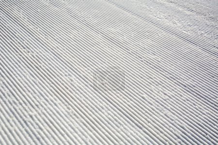 Foto de Pistas de nieve fresca en una pista de esquí de montaña - Imagen libre de derechos