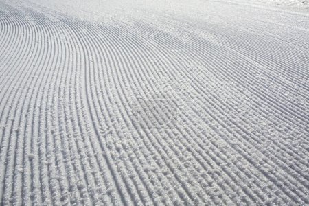 Foto de Pistas de nieve fresca en una pista de esquí de montaña - Imagen libre de derechos