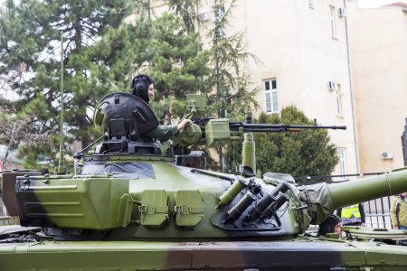 Foto de BELGRADO - MARZO: Tanque militar M-84 (T-72) en las calles de la ciudad de Belgrado, 2016, Belgrado, Serbia - Imagen libre de derechos