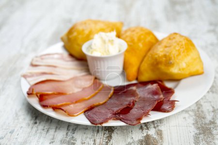 Foto de Prosciutto rebanado con salami, crema agria y pan plano - Imagen libre de derechos