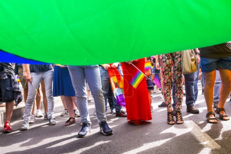 Foto de BELGRADE, SERBIA - 18 DE SEPTIEMBRE DE 2016: Las personas LGBT participan en el Desfile del Orgullo Gay en Belgrado, Serbia, el 18 de septiembre de 2016 - Imagen libre de derechos