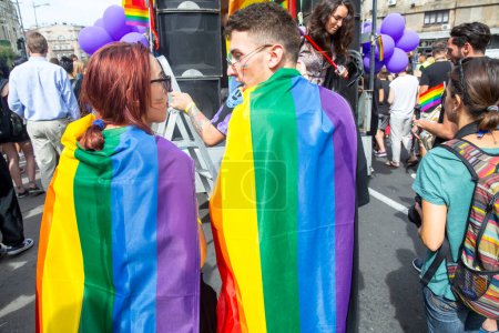 Foto de BELGRADE, SERBIA - 18 DE SEPTIEMBRE DE 2016: Las personas LGBT participan en el Desfile del Orgullo Gay en Belgrado, Serbia, el 18 de septiembre de 2016 - Imagen libre de derechos