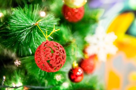 Foto de Árbol de Navidad de Año Nuevo con decoración - Imagen libre de derechos