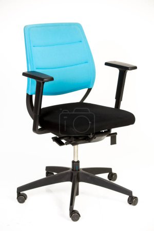 Foto de Nueva silla de oficina negra y azul aislada sobre fondo blanco - Imagen libre de derechos