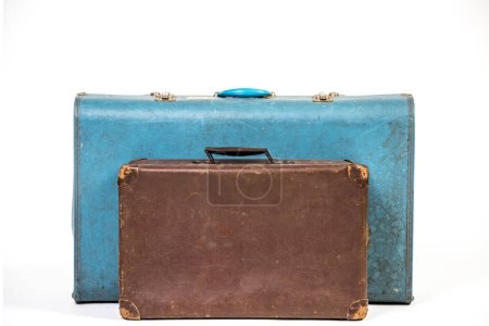 Téléchargez les photos : Valises Vintage bleu et brun sur un fond blanc - en image libre de droit