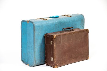 Téléchargez les photos : Valises Vintage bleu et brun sur un fond blanc - en image libre de droit