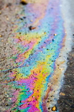 Foto de Derrame de petróleo en la carretera de la ciudad - Imagen libre de derechos