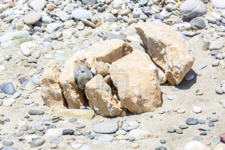 Téléchargez les photos : Beaucoup de petites pierres ont cassé un gros rocher - en image libre de droit