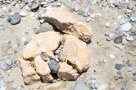 Foto de Montones de pequeñas piedras rompieron grandes rocas - Imagen libre de derechos