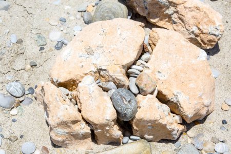 Foto de Montones de pequeñas piedras rompieron grandes rocas - Imagen libre de derechos