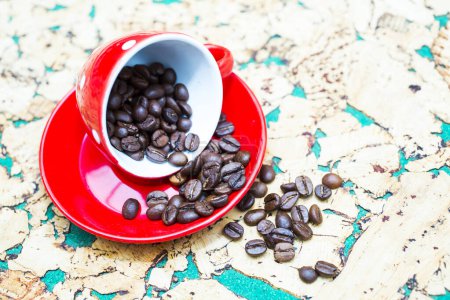Téléchargez les photos : Café rouge et assiette avec grains de café renversés - en image libre de droit