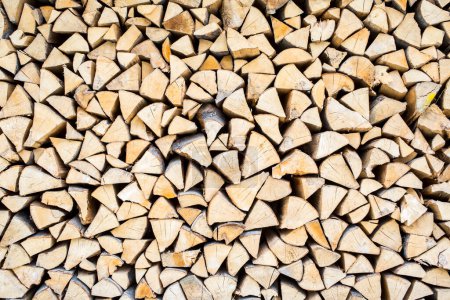 Foto de Montón de madera de fuego picada preparada para el invierno - Imagen libre de derechos