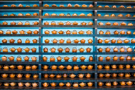 Téléchargez les photos : De nombreuses théières brunes sur les étagères - en image libre de droit
