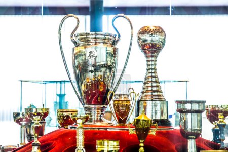 Téléchargez les photos : Tasses et trophées de club de football - en image libre de droit