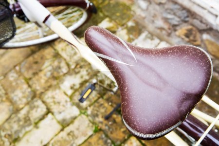 Téléchargez les photos : Siège en cuir vieux vélos avec effet rétro - en image libre de droit