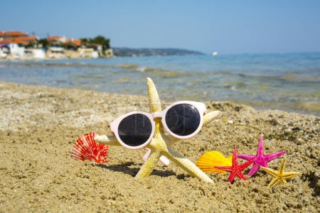 Foto de Funny estrella de mar con gafas de sol en la playa de arena en el fondo del mar - Imagen libre de derechos