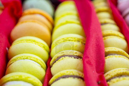 Téléchargez les photos : Ensemble de macarons colorés français traditionnels - en image libre de droit