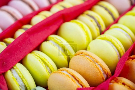 Téléchargez les photos : Ensemble de macarons colorés français traditionnels - en image libre de droit