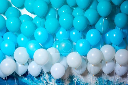 Téléchargez les photos : Ballons blancs et bleus pour fond - en image libre de droit