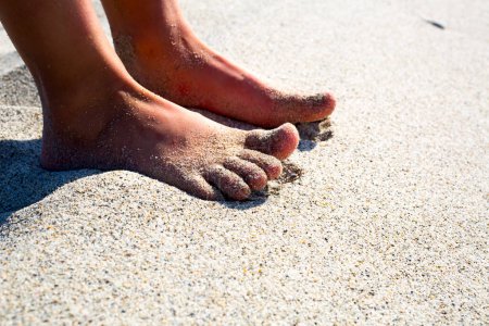 Foto de Dos pies de niños en la arena - Imagen libre de derechos