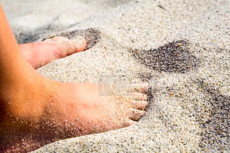 Téléchargez les photos : Deux enfants pieds dans le sable - en image libre de droit