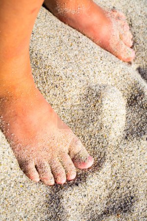 Téléchargez les photos : Deux enfants pieds dans le sable - en image libre de droit