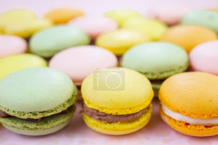 Téléchargez les photos : Makarons frais colorés Gâteau sur une assiette - en image libre de droit