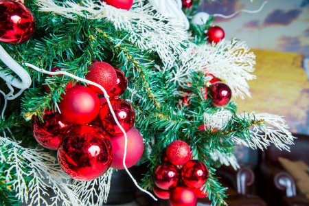 Foto de Primer plano de adornos rojos colgando de un árbol de Navidad decorado
. - Imagen libre de derechos