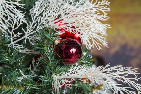 Foto de Primer plano de adornos rojos colgando de un árbol de Navidad decorado
. - Imagen libre de derechos