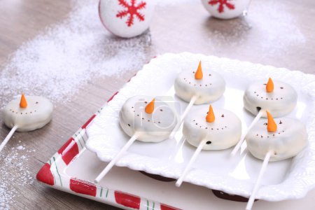 Téléchargez les photos : Noël bonhommes de neige gâteau pops sur plaque blanche - en image libre de droit