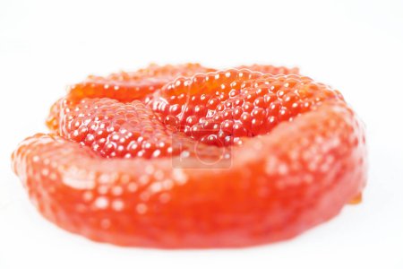 Téléchargez les photos : Caviar rouge sur fond blanc - en image libre de droit
