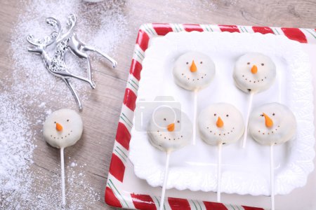 Téléchargez les photos : Noël bonhommes de neige gâteau pops sur plaque blanche - en image libre de droit