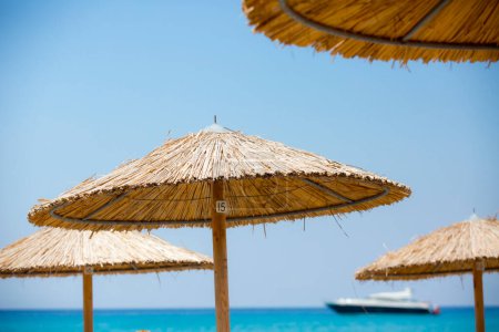Foto de Grecia, sombrillas al sol en la playa - Imagen libre de derechos