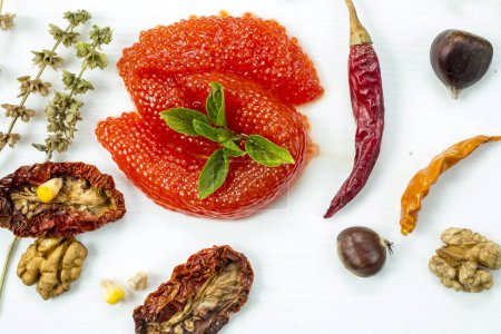 Téléchargez les photos : Caviar sur un tableau blanc aux épices sèches - en image libre de droit