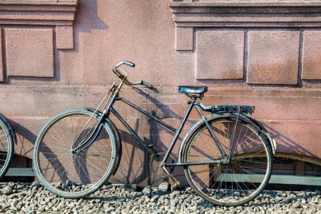 Foto de Antigua bicicleta rústica cerca de la pared - Imagen libre de derechos