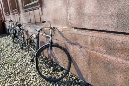 Foto de Bicicletas rústicas antiguas cerca de la pared - Imagen libre de derechos